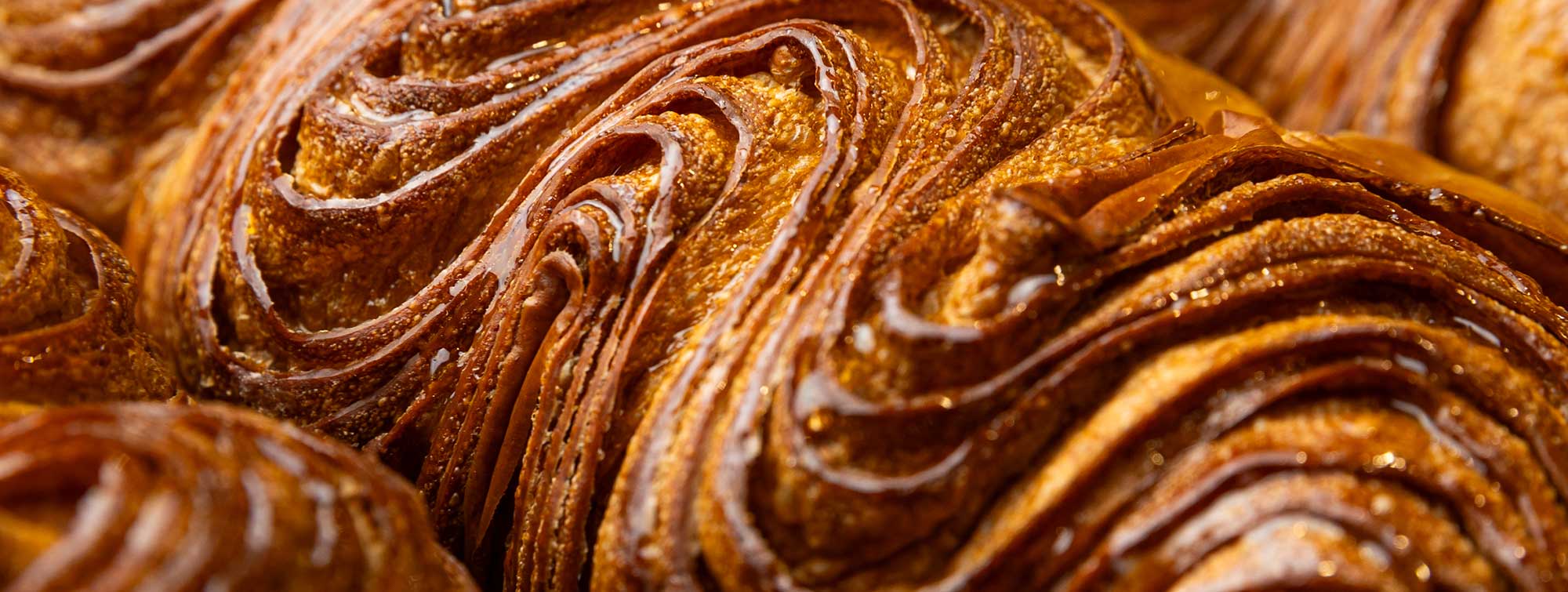 Zoom sur une viennoiserie bien dorée.