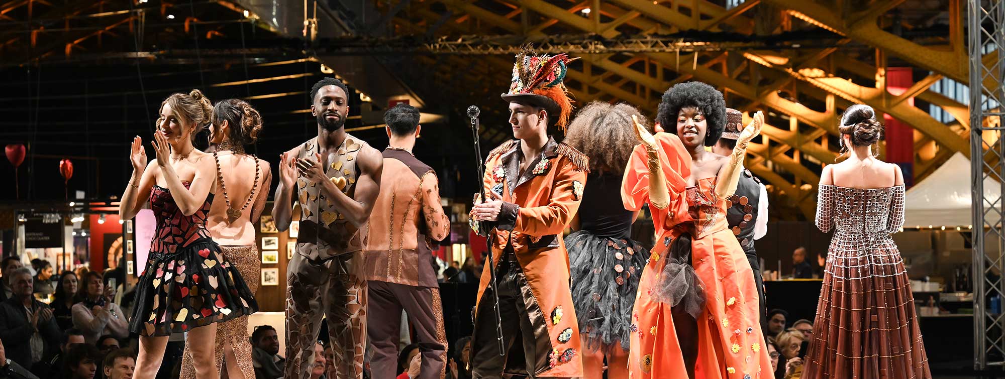 Photo des mannequins à la fin du défilé sur la scène du Cacao Show. 