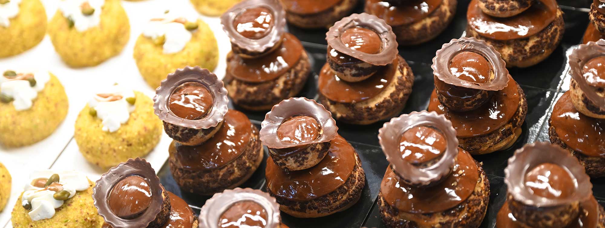 Pâtisseries mises en avant dans une vitrine.