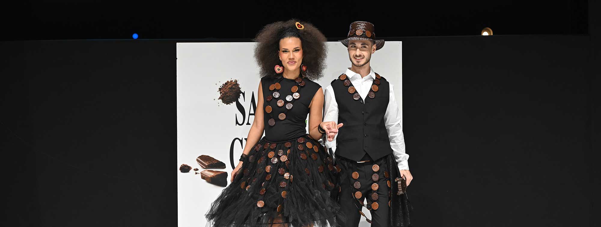 Duo de mannequins défilant sur la scène du Cacao Show. 