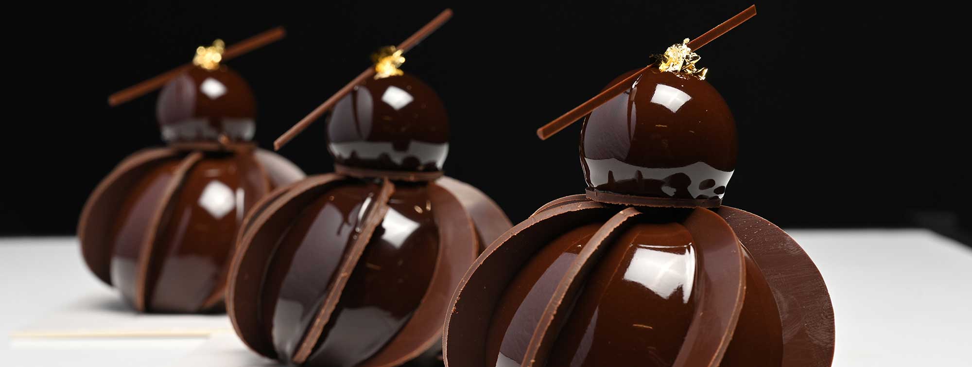 Mise en avant de trois pâtisseries en chocolat. 