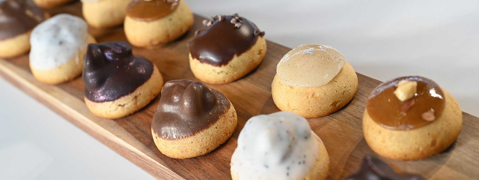 Zoom de pâtisseries au chocolat. 