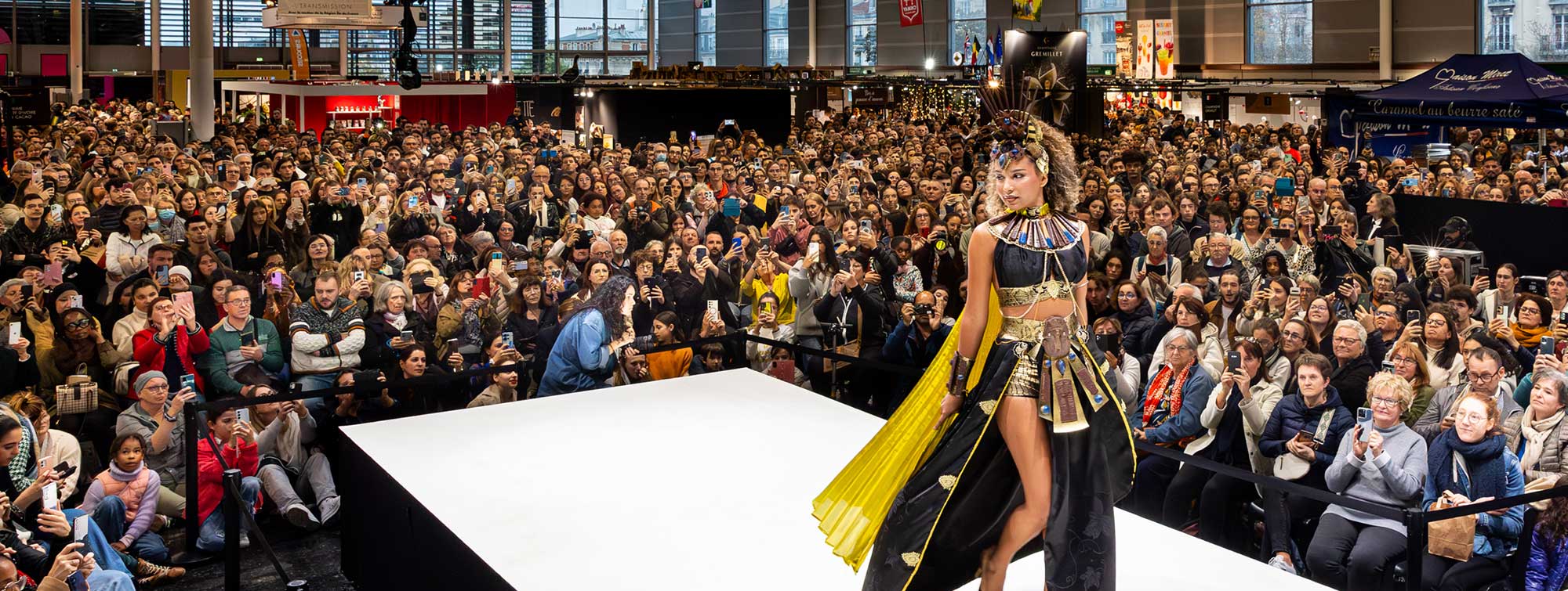 Mannequin définant sur la scène du Cacao Show pendant le défilé.