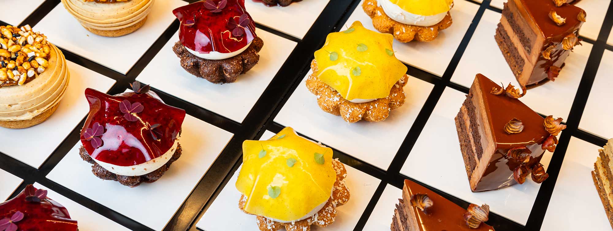 Vitrine remplie de pâtisserie sur l'espace Cake Time