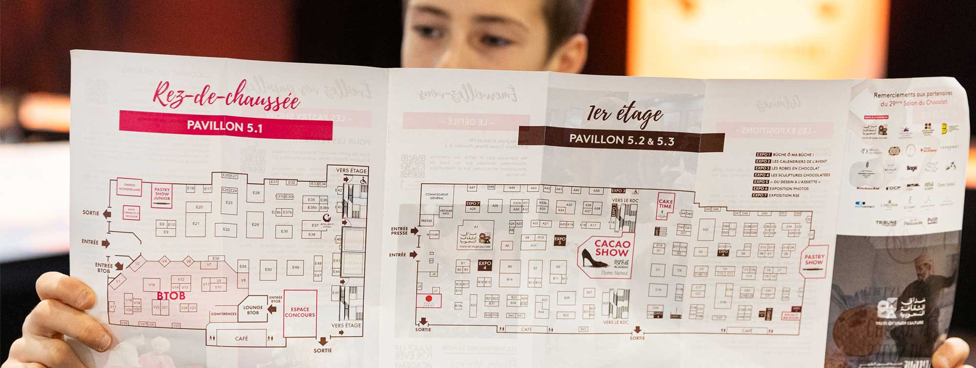 Quelqu'un regardant le plan dépliable du Salon.