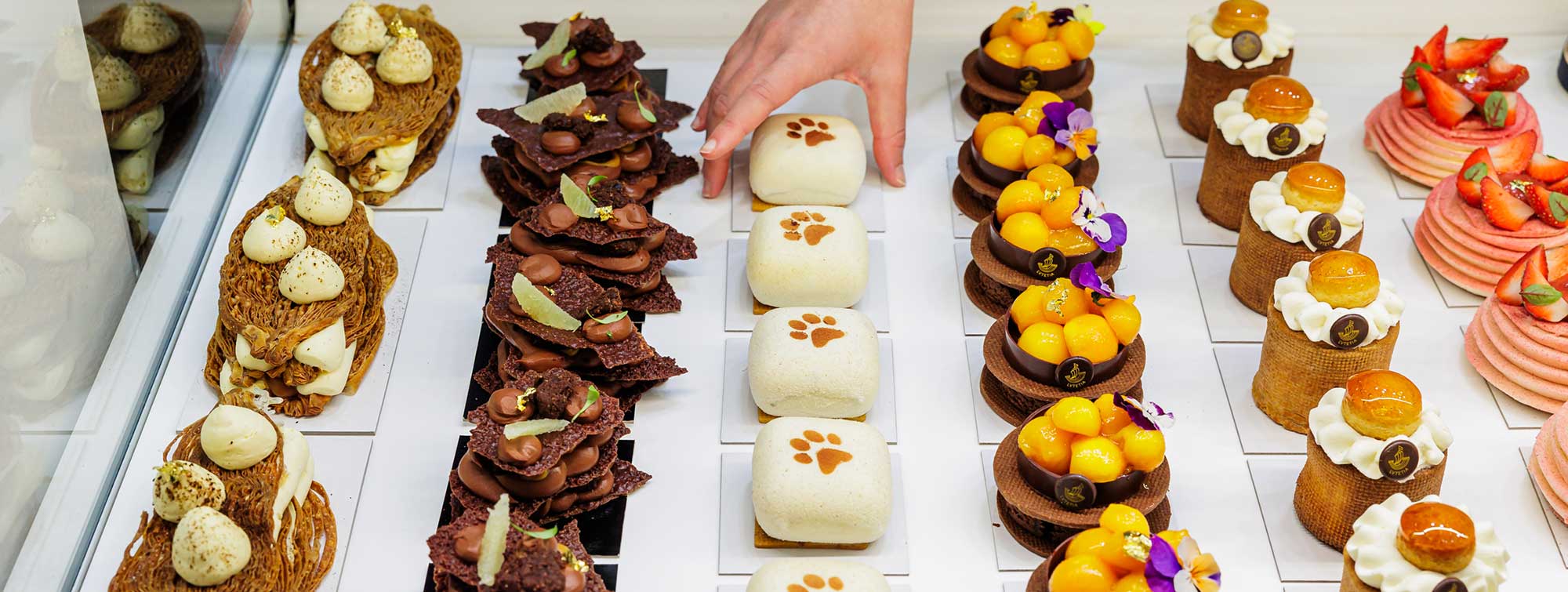 Vitrine remplie de pâtisserie sur l'espace Cake Time.