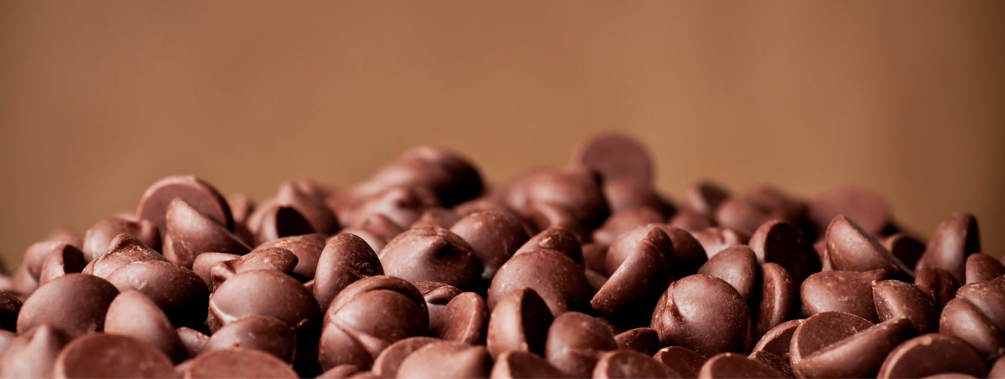 Pépite de chocolats sur fond marron