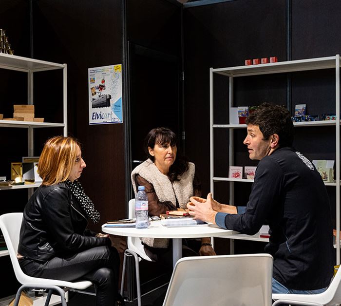 Discussion between an exhibitor and a professional buyer at the Salon du Chocolat.
