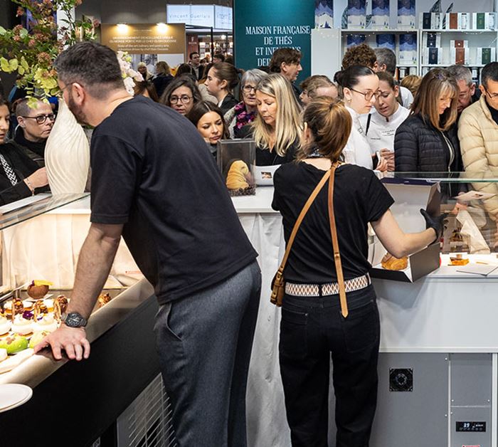 Nouveaux produits chocolatés présentés sur un stand d'exposition.
