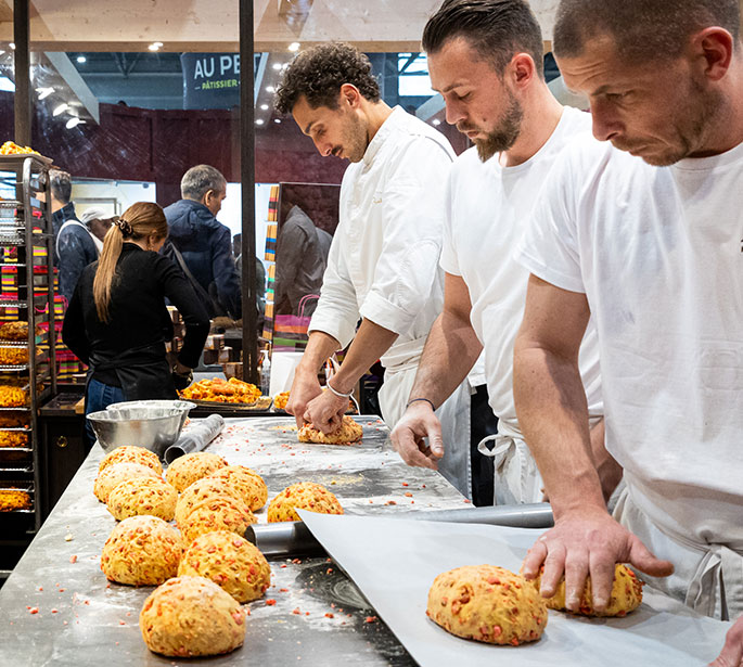 Chefs réalisant une démonstration de pralulines en direct. 