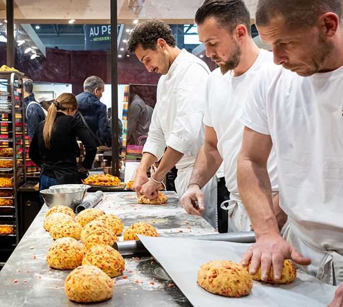 Chefs réalisant une démonstration de pralulines en direct.