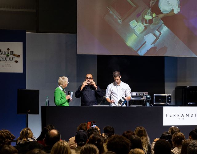 Mise en avant sur la scène du Pastry Show lors des démonstrations live.