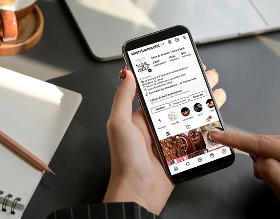 Visibilité sur les réseaux sociaux du Salon du Chocolat via un smartphone.