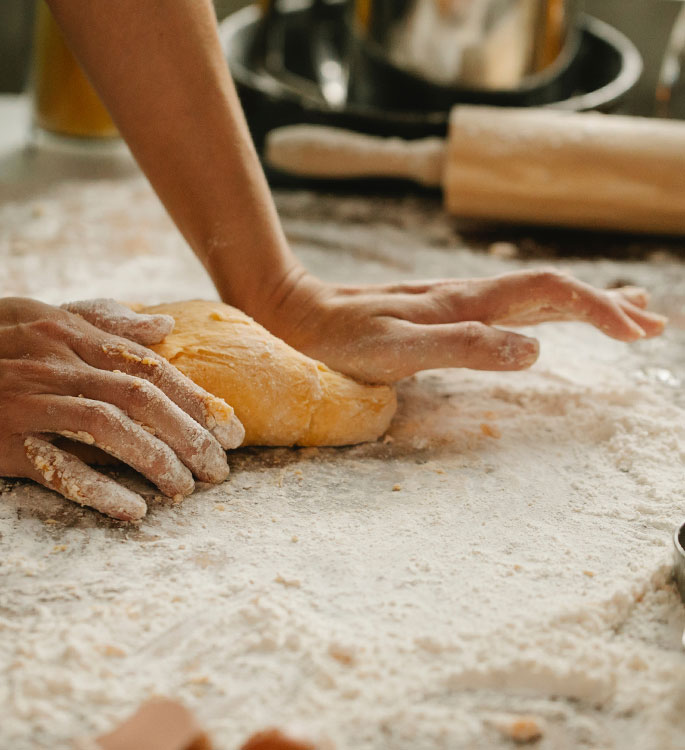 Quelqu'un en train de pétrir une pâte pour faire une pâtisserie.