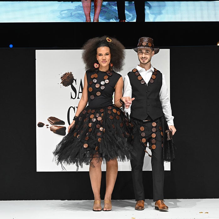 Duo de mannequin défilant sur la scène du Cacao Show du Salon de Lyon.