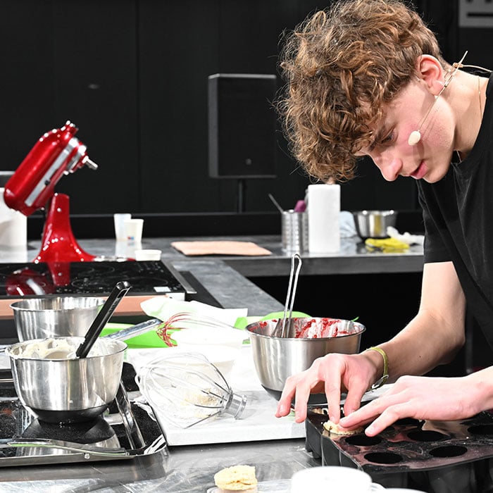 Timothée Rolland en pleine démonstration sur la scène du Pastry Show de Lyon.