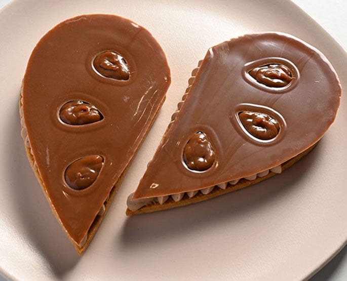 Pâtisserie en chocolat en forme de coeur.