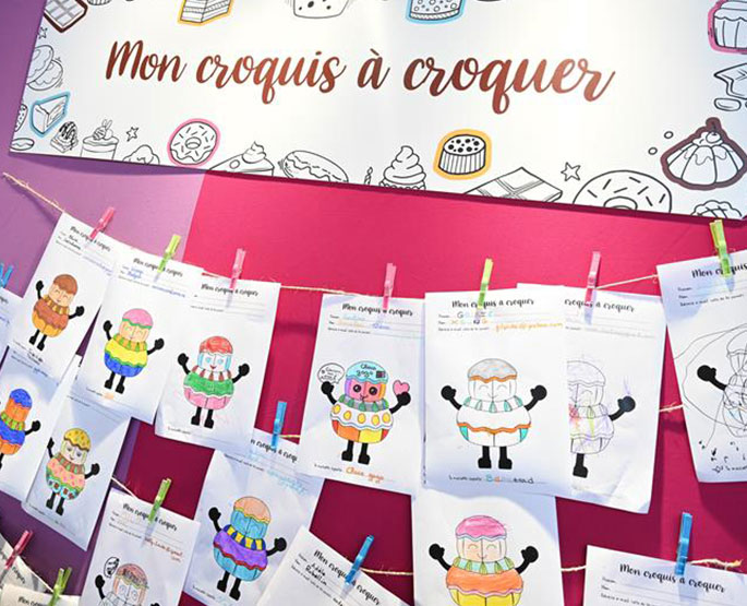 Les croquis réalisés par les enfants exposés sur le mur.