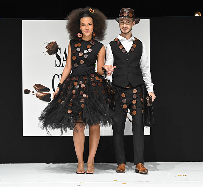 Duo amoureux en train de défilé sur la scène du Cacao Show.