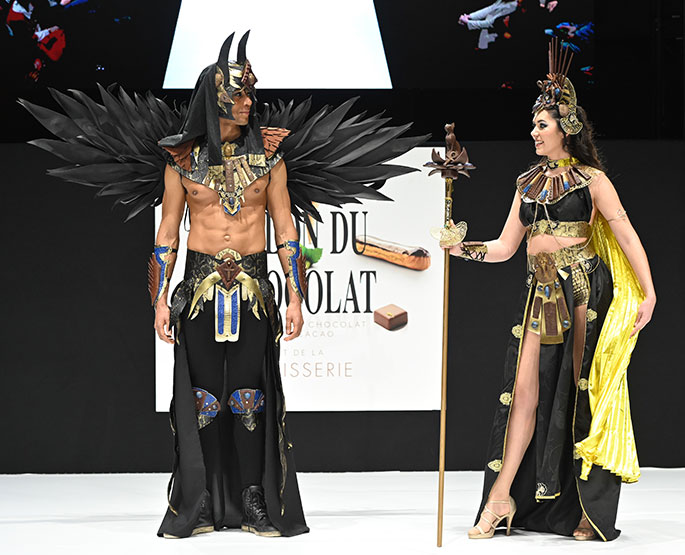 Duo amoureux en train de défilé sur la scène du Cacao Show.