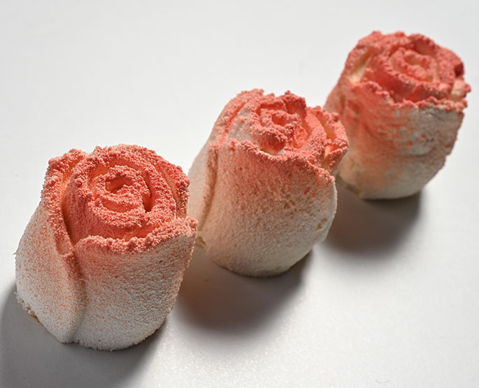 Pâtisseries réalisées sur la scène du Pastry Show, en forme de roses.