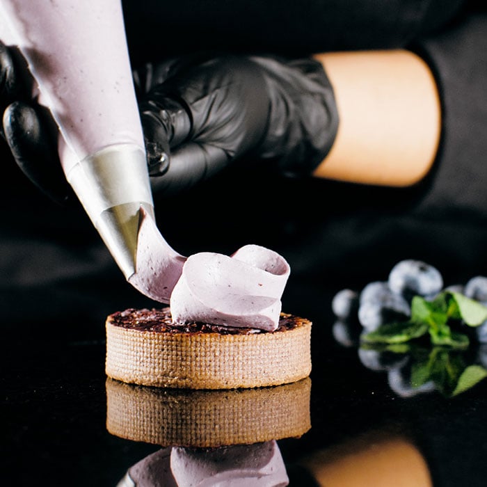 Dressage pâtissier en train d'être réalisé.