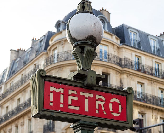 Zomm sur une bouche de métro.