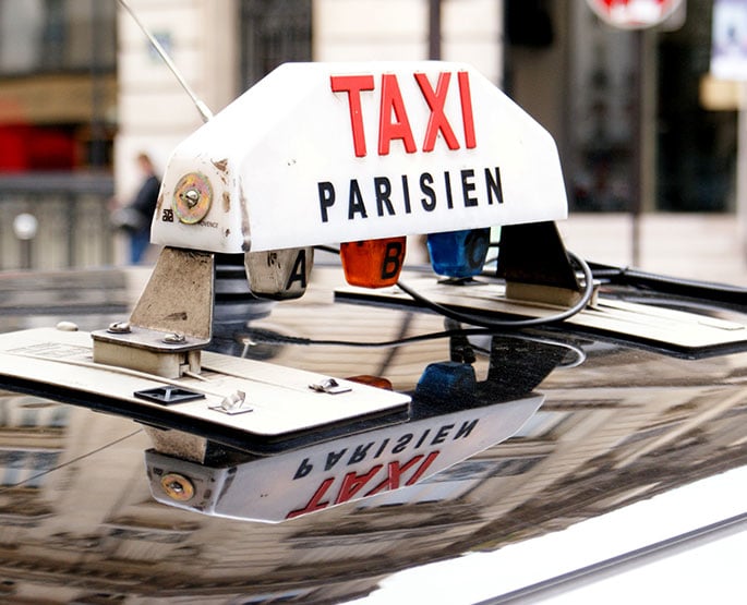 Photo d'un taxi parisien.