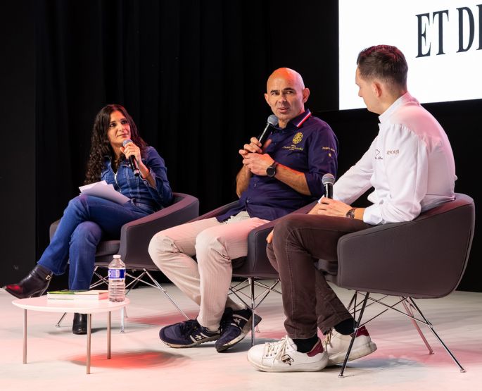 Conference in progress on the Cacao Show stage.