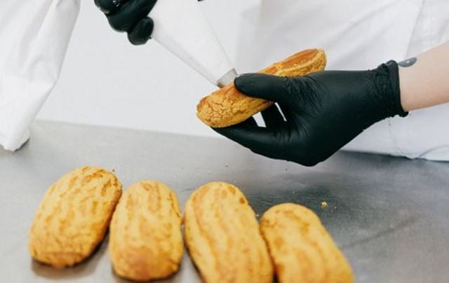 Pochage en cours de réalisation dans une pâtisserie.