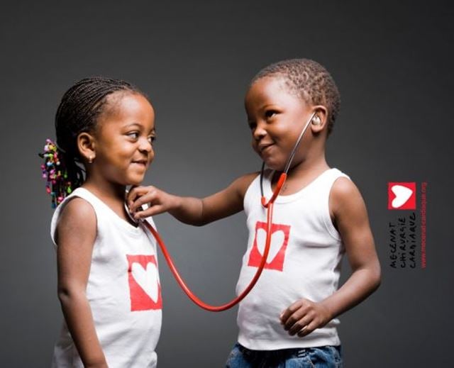 Deux enfants jouant au médecin avec un stéthoscope dans le cadre d’une campagne de sensibilisation à la santé