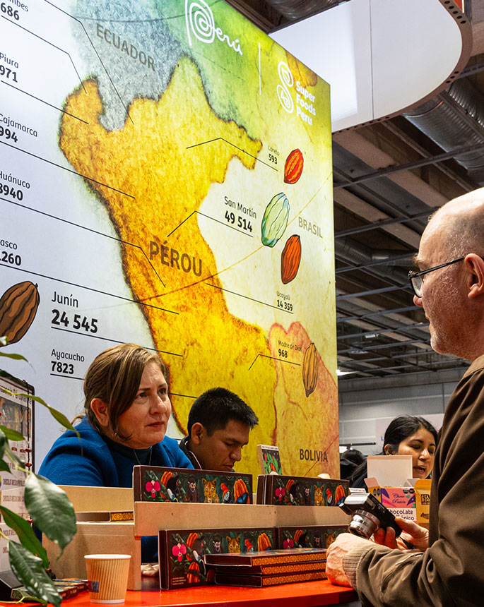 Country exhibitor talking to a visitor.