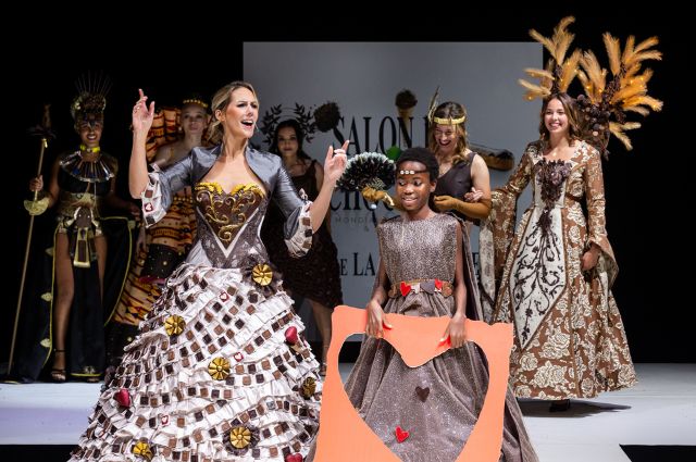 Mannequins sur scène avec la petit fille qui a été soignée par Mécénat Chirurgie Cardiaque