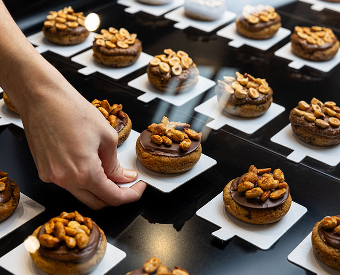 Vitrine avec des pâtsseries.