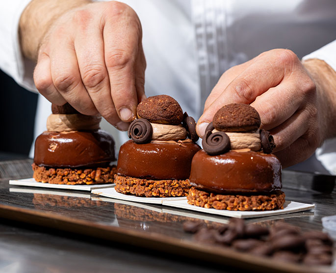 Démonstration d'une recette en live sur la scène du Pastry Show avec mise en avant d'une pâtisserie au chocolat. 