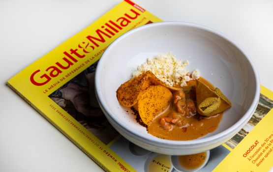Magazine Gault & Millau avec une assiette dressée.