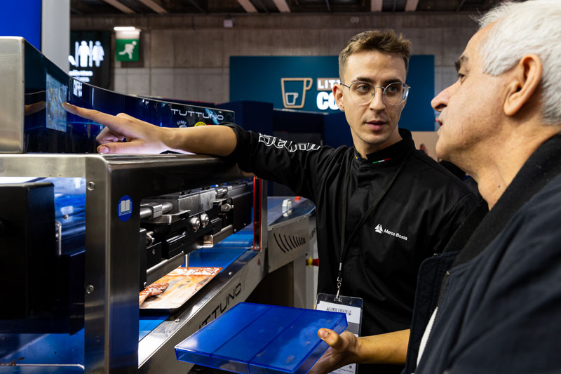 Professionnels en train d'échanger sur un stand du Village BtoB. 