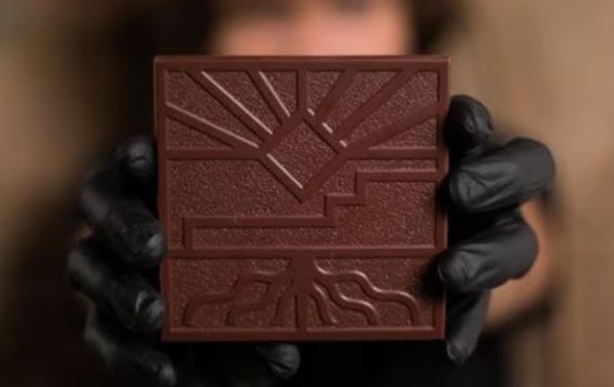 Zoom sur une tablette de chocolat bean-to-bar