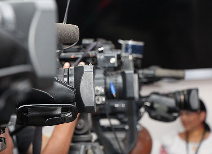 Caméra et appareils photos capturant les images du Salon. 