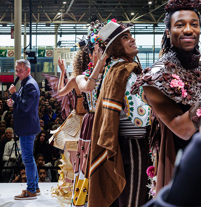 Photo des mannequins sur la scène du Cacao Show après le défilé en présence de l'animateur. 