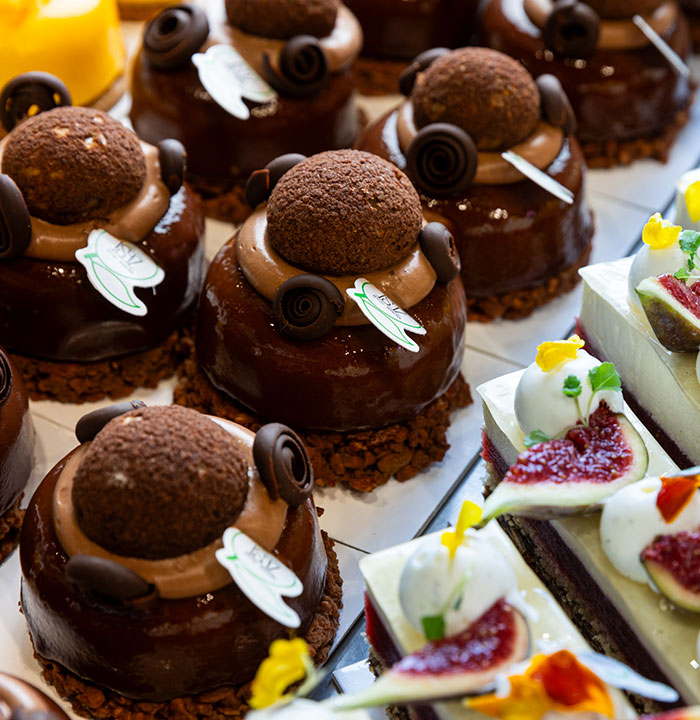 Vitrine d'un stand avec une mise en avant de pâtisseries. 