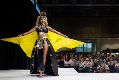 Mannequin sur le Cacao Show pour le défilé de robes en chocolat
