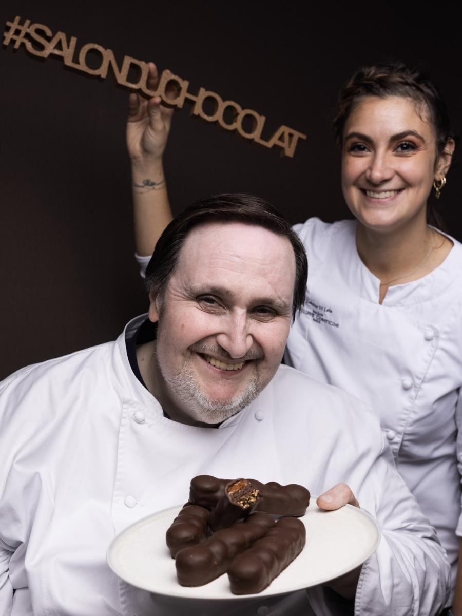 Paris : le Chef Philippe Conticini crée un pain au chocolat GÉANT !